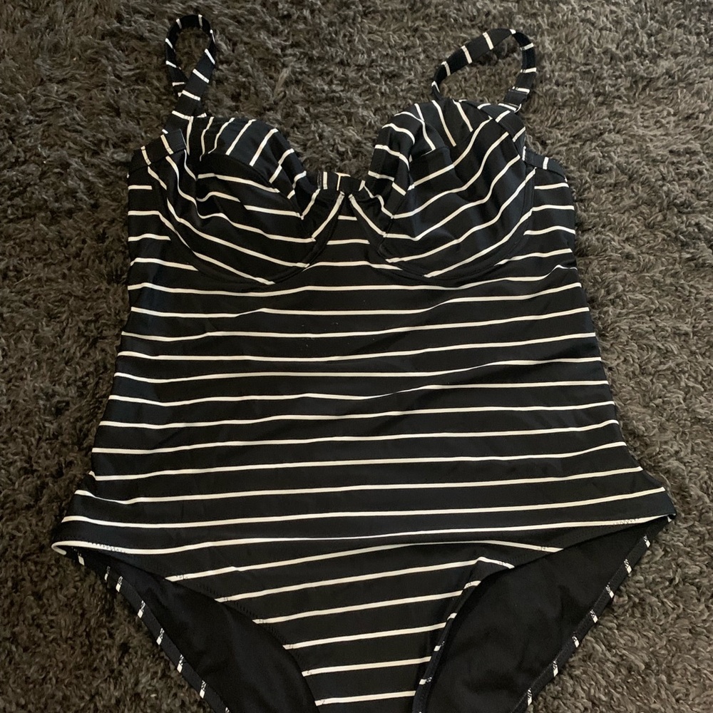 Old Navy XXl 2 xl swimsuit plus size black white